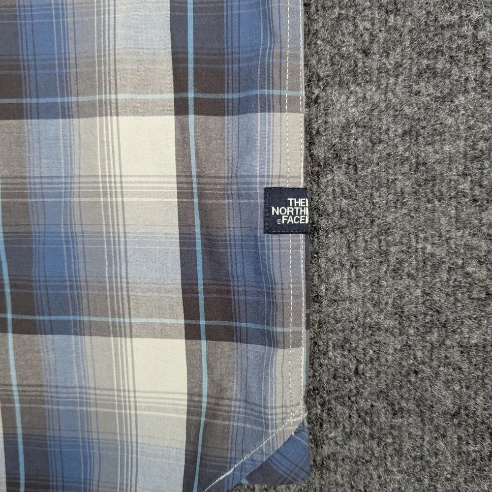 The North Face Mens XL Blue Grey Plaid Short Sleeve Button Up Shirt Logo Tag